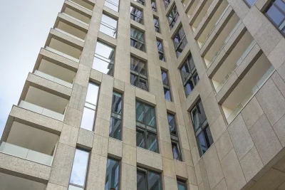 De Steltloper Amsterdam voorkant - BAZ